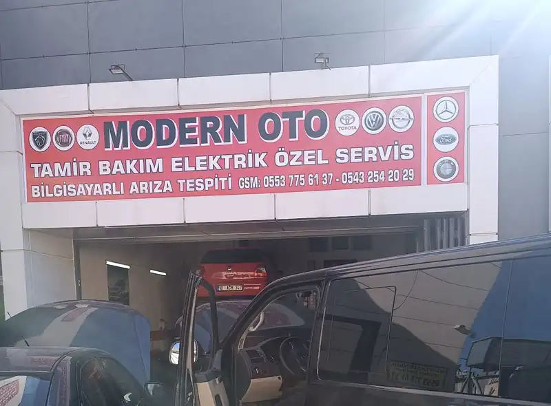 Modern Oto'nun kırmızı tabelalı servis girişi
